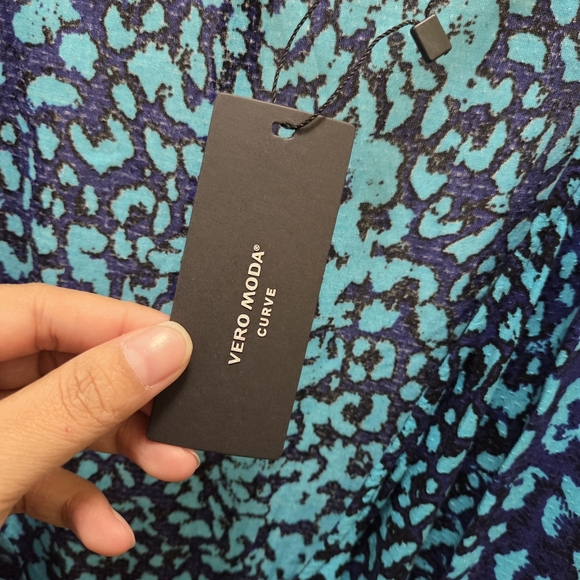 Nwt Vero Moda Plus Size Patterned Top - Picture 6 of 8